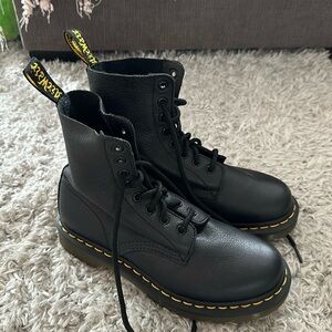 Womens Dr. Martens 1460 Pascal 8-Eye Boot - Black